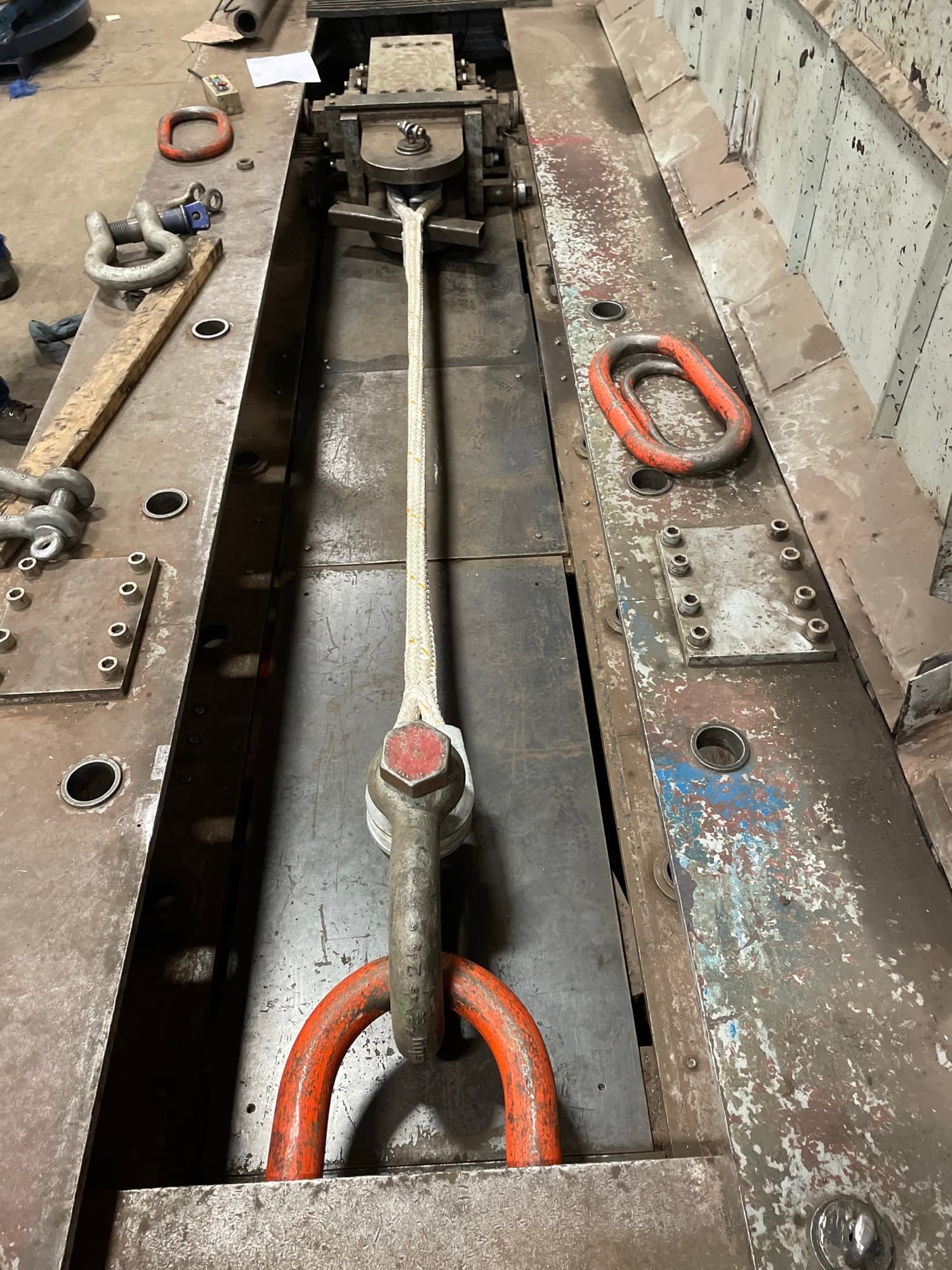 A spliced synthetic rope assembly under load on the test bed, made off to a master link through a bow shackle